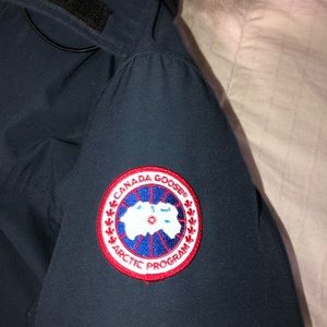 I’m selling a men’s Canada goose jacket size xl
